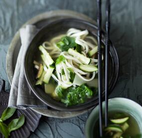 Asiatische Gemüsesuppe mit Pak Choi