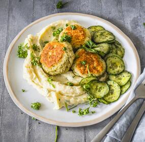 Fischfrikadellen mit Pastinakenpüree und Gurkensalat