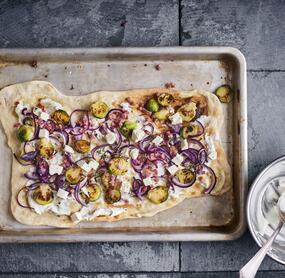 Flammkuchen mit Rosenkohl und Feta
