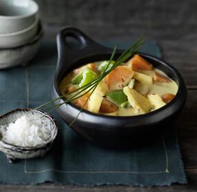 Veganes gelbes Gemüsecurry mit Tofu