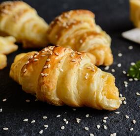 Knusprig-luftige Käsehörnchen