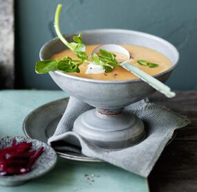 Pastinaken-Kürbissuppe mit Roter Bete