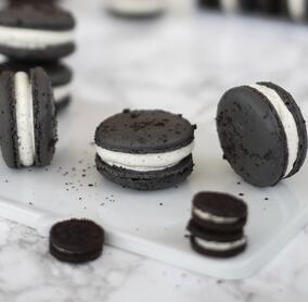 „Oreo"-Macarons mit Marshmallow-Creme