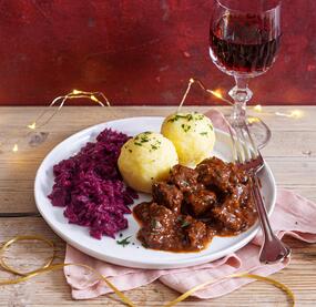 Rehgulasch mit Rotkohl und Knödeln