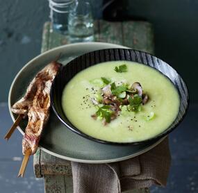 Rosenkohl-Sellerie-Cremesuppe mit Lammspießen