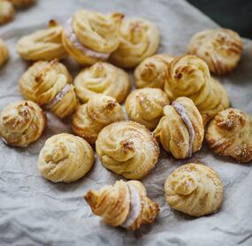 Windbeutel aus einfachem Brandteig mit Beerencreme