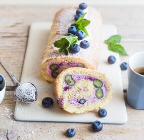 Blaubeer-Biskuitrolle mit Quark