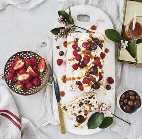 Eisschnitte mit Früchtekuchen und Beeren