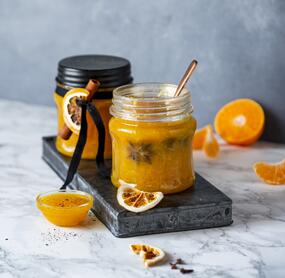 Mandarinen-Orangen-Marmelade mit Goldglitzer