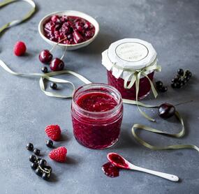 Die leckerste Rumtopfkonfitüre mit Waldbeeren