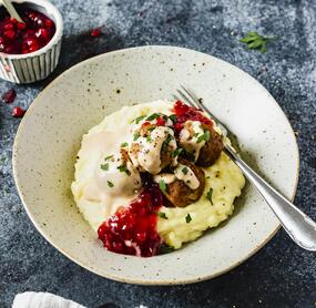 Schwedische Plantbullar mit Stampf und Preiselbeeren