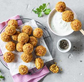 Veggie-Bällchen mit Joghurtdip
