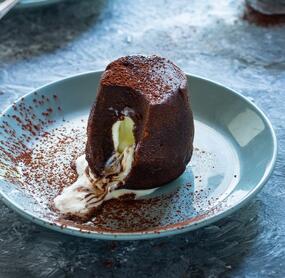 Lava Cake mit weißem Schokokern