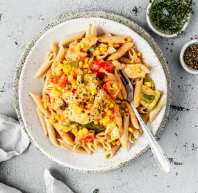 Nudeln mit Hähnchen in Paprika-Mais-Soße