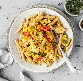 All-in-One-Nudeln mit Hähnchen in Paprika-Mais-Soße