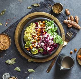 Ayurveda-Bowl mit Cashew-Reis und gerösteten Kichererbsen