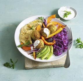 Falafel-Teller mit Hummus und Rotkohlslaw