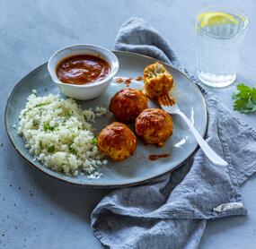 Hähnchenfrikadellen mit Blumenkohlreis und Currysoße