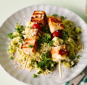 Hirsesalat mit Halloumi-Spießen