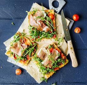 Low-Carb-Hüttenkäse-Pizza mit Parmaschinken