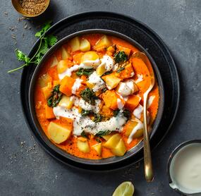 Vegetarisches Kartoffelcurry mit Kokosmilch