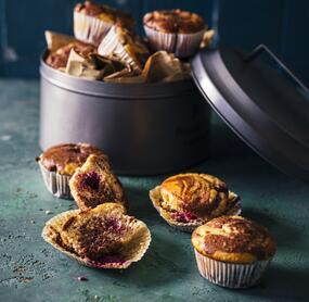 Schnelle Marmormuffins mit Beeren-Kern