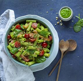 Nudelsalat mit Räucherlachs und Pestodressing