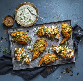 Gefüllte Ofen-Süßkartoffeln mit Raita