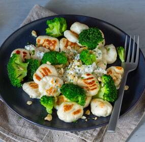 Proteingnocchi aus Hüttenkäse mit Brokkoli