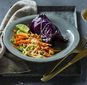 Rotkohl-Reis-Roulade mit Erdnusssoße