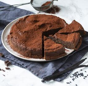 Gesunder Schokoladenkuchen mit Datteln