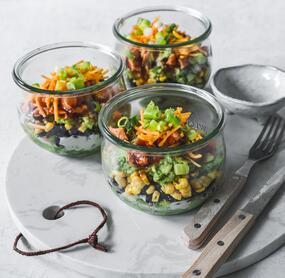 Texmex-Schichtsalat mit Hähnchen