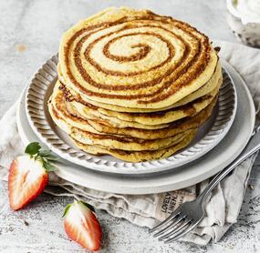 Zimtschnecken-Pfannkuchen mit Frischkäsefrosting