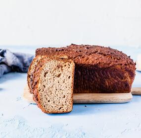Fruchtiges Eiweißbrot mit Quark