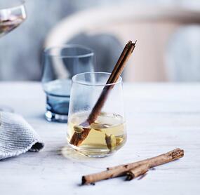 Glogg-Glühwein mit Holunderblütensirup und Weißwein