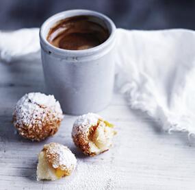 Krapfenbällchen mit Schokoladensoße