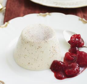 Lebkuchen-Pannacotta mit heißen Himbeeren