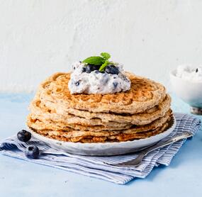 Low-Carb-Waffeln mit Blaubeerquark