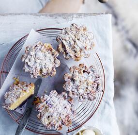 Mandeltarta mit Beerenkonfitüre