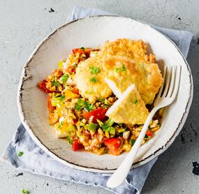 Mini-Hähnchenschnitzel im Parmesanmantel mit Blitzsalat