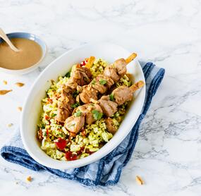 Saté-Spieße mit Blumenkohl-Curry-Salat