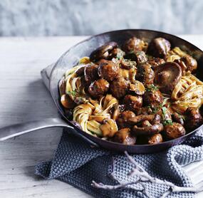 Tagliatelle mit Ragout aus Wildhackfleischbällchen und Waldpilzen
