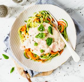 Zoodles mit Lachs-Feta-Soße