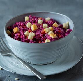 Coleslaw aus Rotkohl mit Croûtons