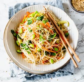 Glasnudelsalat mit Sweet-Chili-Dressing