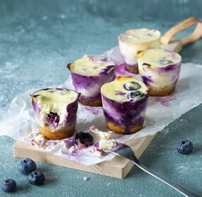 Low-Carb-Käsekuchenmuffins mit Blaubeeren