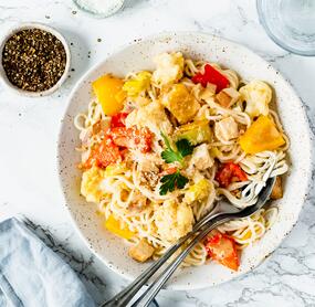 Veganes Kokoscurry mit Tofu und Mie-Nudeln