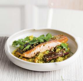 Für Low-Carb-Fans: Lachs mit Kokos-Blumenkohlreis