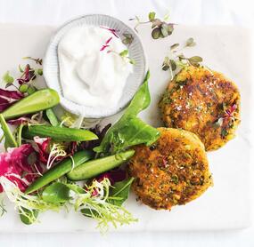 Knusprige Lachsfrikadellen mit Joghurtdip