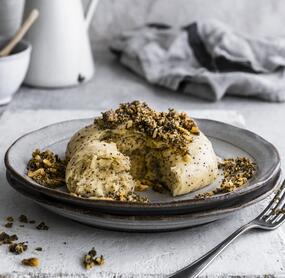 Mohn-Germknödel mit Marzipancreme